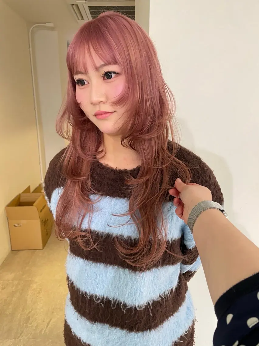 ロング カラー ロングレイヤー ベージュカラー ブリーチ ブロンド ケアブリーチ カット ヘアカラー トリートメント MIU/ルーツカラー 顔まわりレイヤーのヘアスタイル
