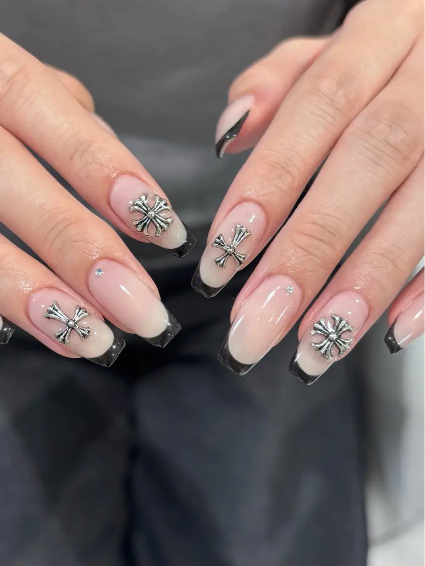 ネイル フレンチネイル 韓国ネイル ストーンネイル ハンドネイル nailist mayu 💅🏻のネイルデザイン