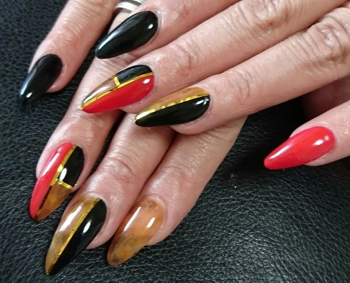 ネイル べっ甲ネイル ゴールド 赤色 Lilith Nailのネイルデザイン
