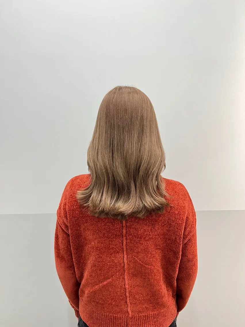 ミディアム カラー ヘアアレンジ ベージュカラー ブリーチ ミルクティーベージュ ヘアカラー トリートメント 似合わせレイヤー/ 美髪縮毛矯正/ミナエのヘアスタイル
