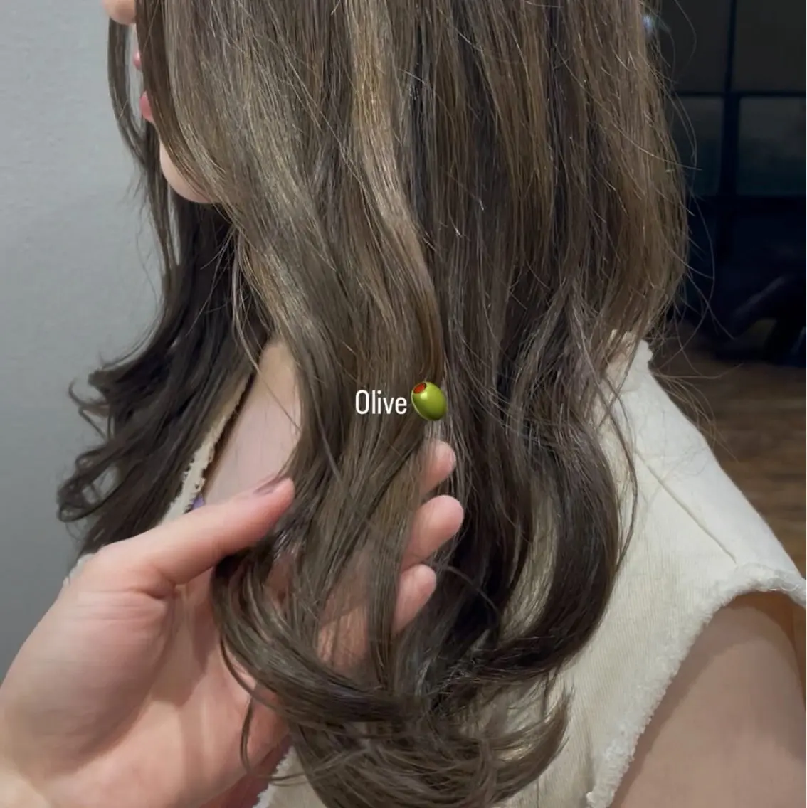 ロング カラー 透明感カラー ヘアカラー オリーブカラー/ 縮毛矯正 マナミ🎀のヘアスタイル