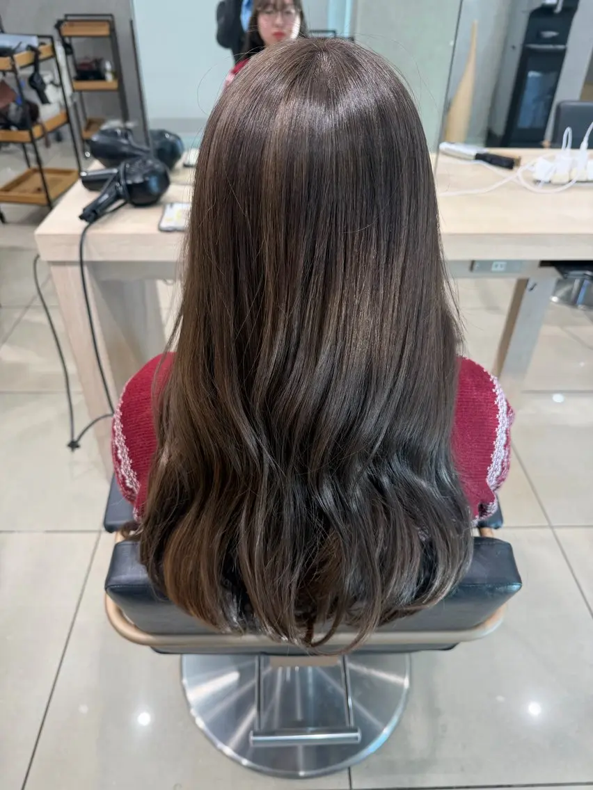 ロング カラー ブリーチ グレージュ ヘアカラー トリートメント 巖本 真希のヘアスタイル