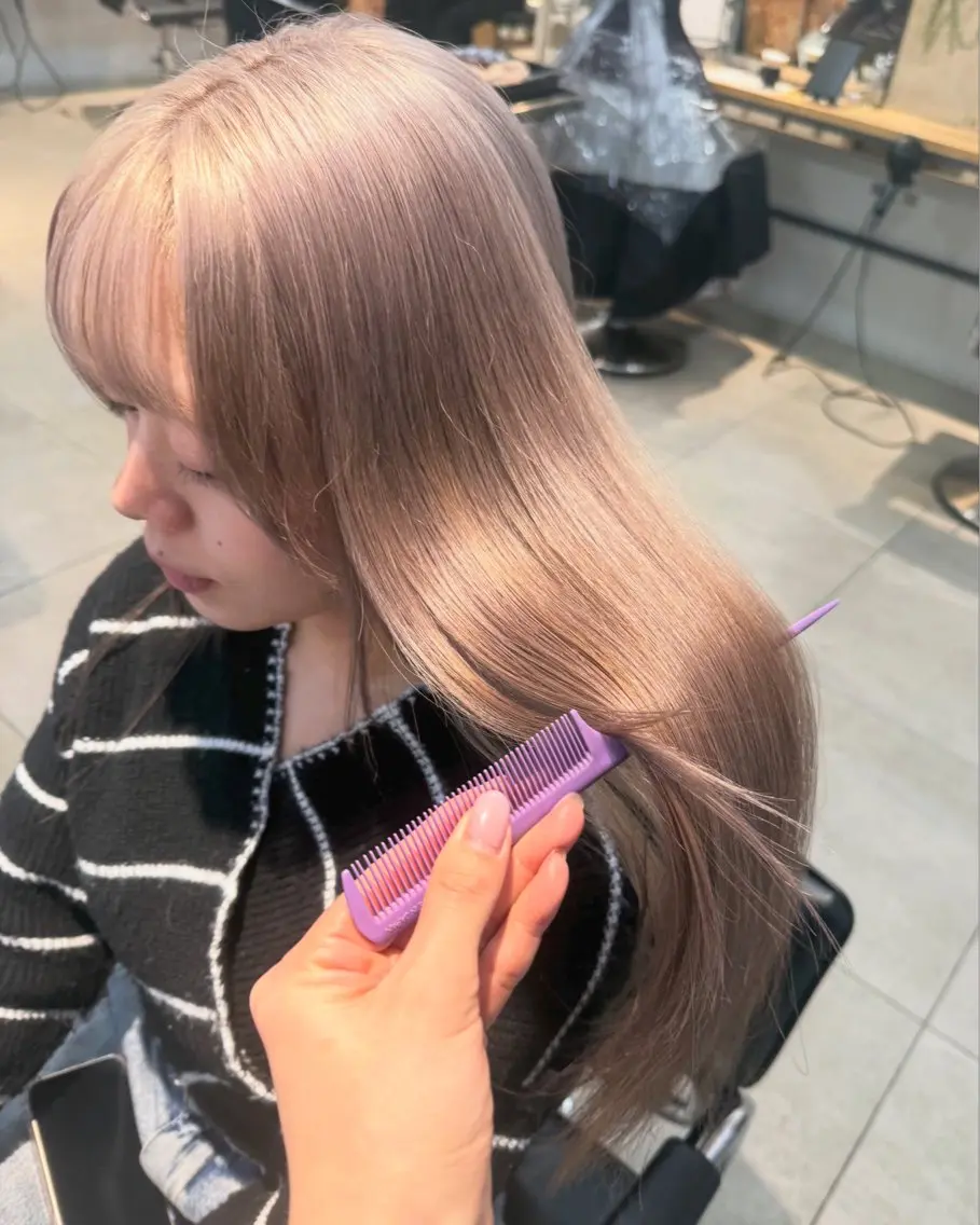 ロング カラー ミルクティー× グレージュMOMOのヘアスタイル