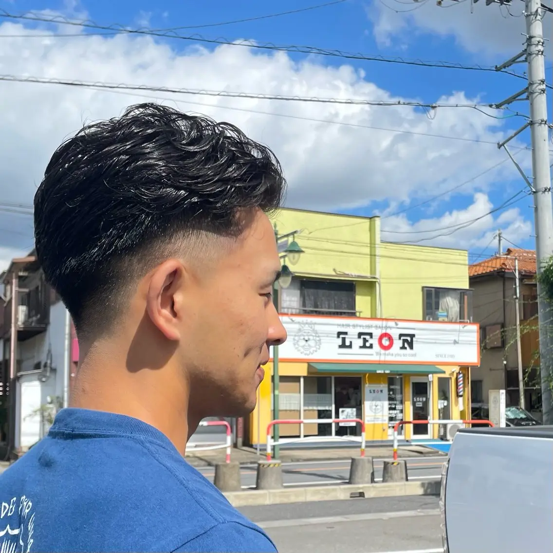 ショート パーマ メンズ フェードカット メンズパーマ スキンフェード カット パーマ 本橋 琴実のヘアスタイル