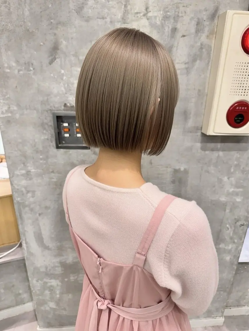 ショート カラー ベージュカラー ブリーチ ケアブリーチ ハイトーンカラー ミルクティーベージュ カット ヘアカラー ハイトーン特化🤍 浦住のヘアスタイル