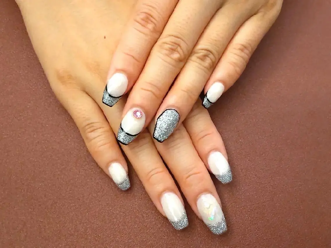 ミディアム ネイル 長さ出し フラッシュネイル フレンチネイル ジェルネイル キラキラネイル T&A nailのネイルデザイン