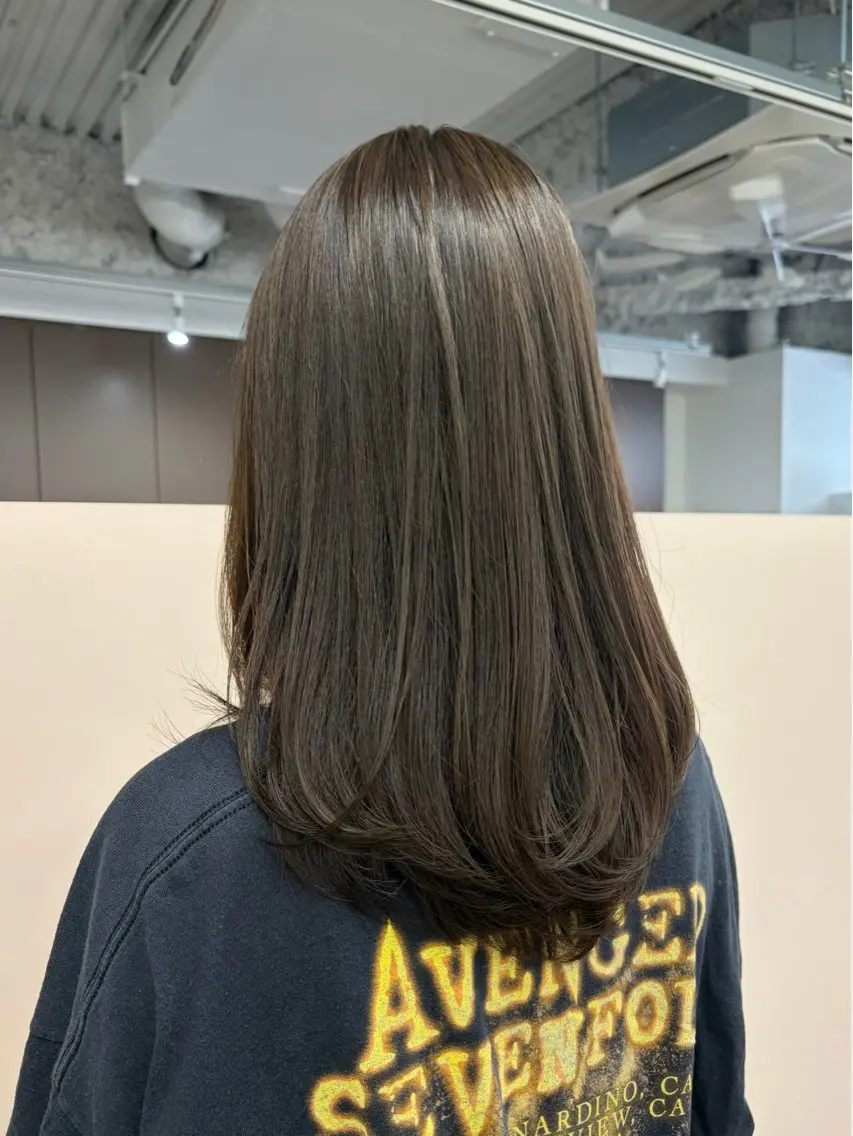 セミロング アッシュ ヘアカラー 鍛治 美月稀のヘアスタイル