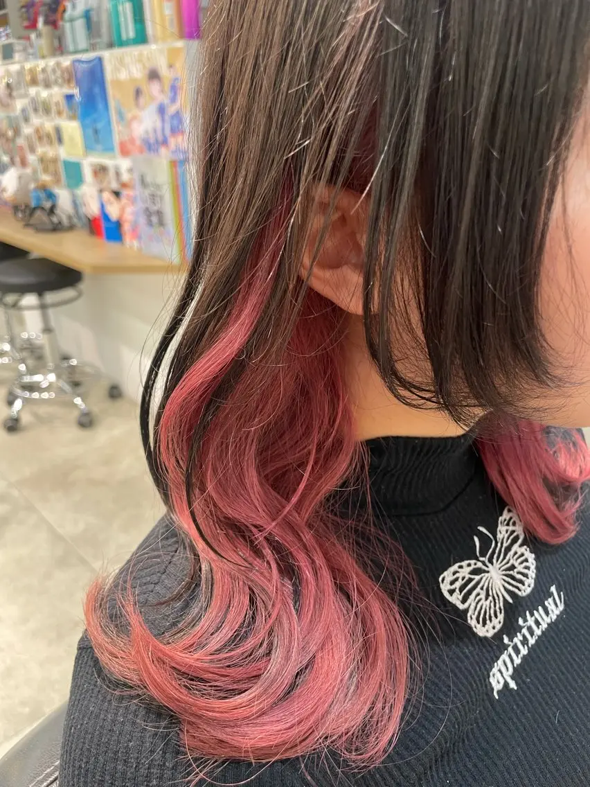 ミディアム カラー イヤリングカラー インナーカラー ピンクカラー ヘアカラー インナーカラー 推し ブリーチ 髪質改善のヘアスタイル