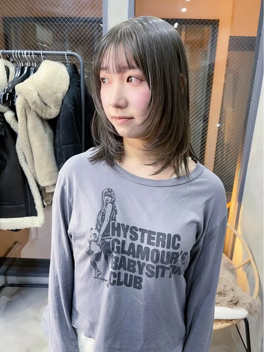 ミディアム カラー オリーブカラー 顔まわりレイヤー レイヤーカット カット ヘアカラー トリートメント AiM 大名　似合わせカットのヘアスタイル