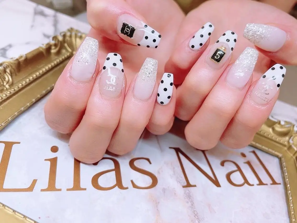 ネイル ドット フレンチネイル ジェルネイル ハードジェル キラキラネイル Lilas Nailのネイルデザイン
