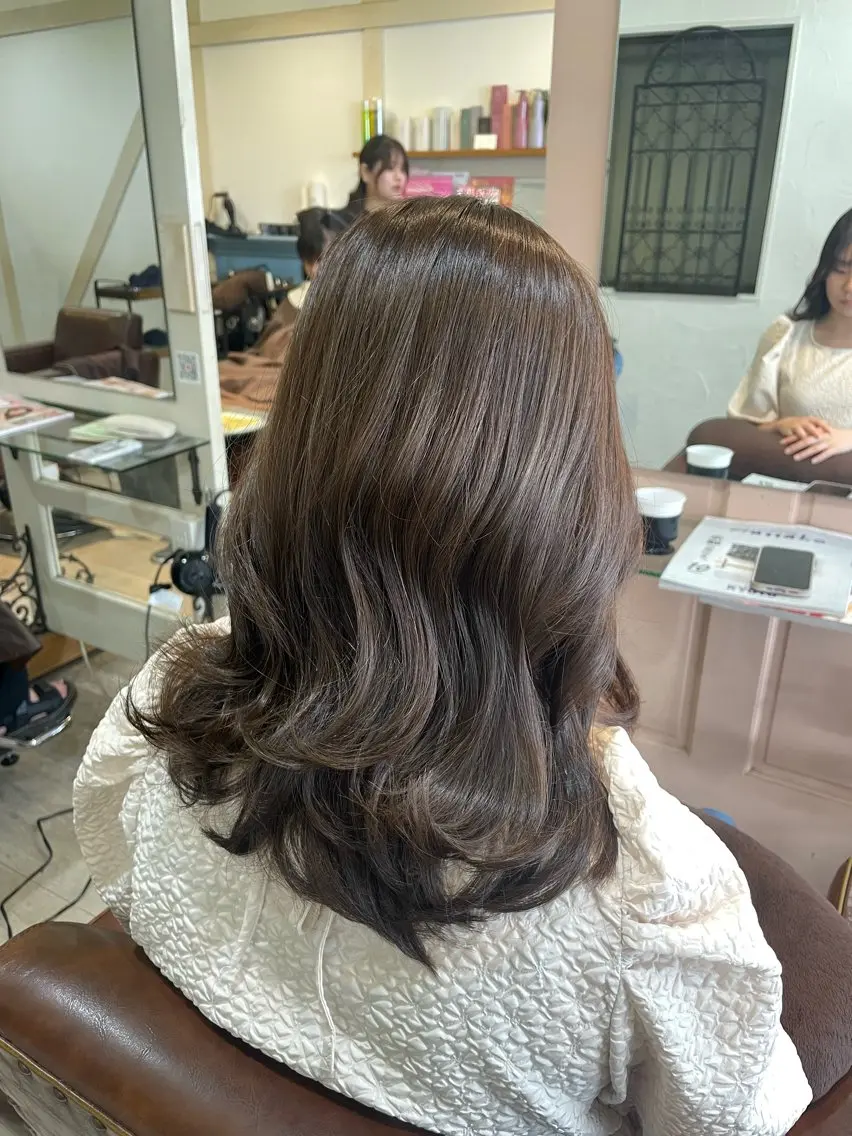 セミロング カラー ベージュカラー カット トリートメント 立川・くびれミディ 旬なデザインカラーのヘアスタイル
