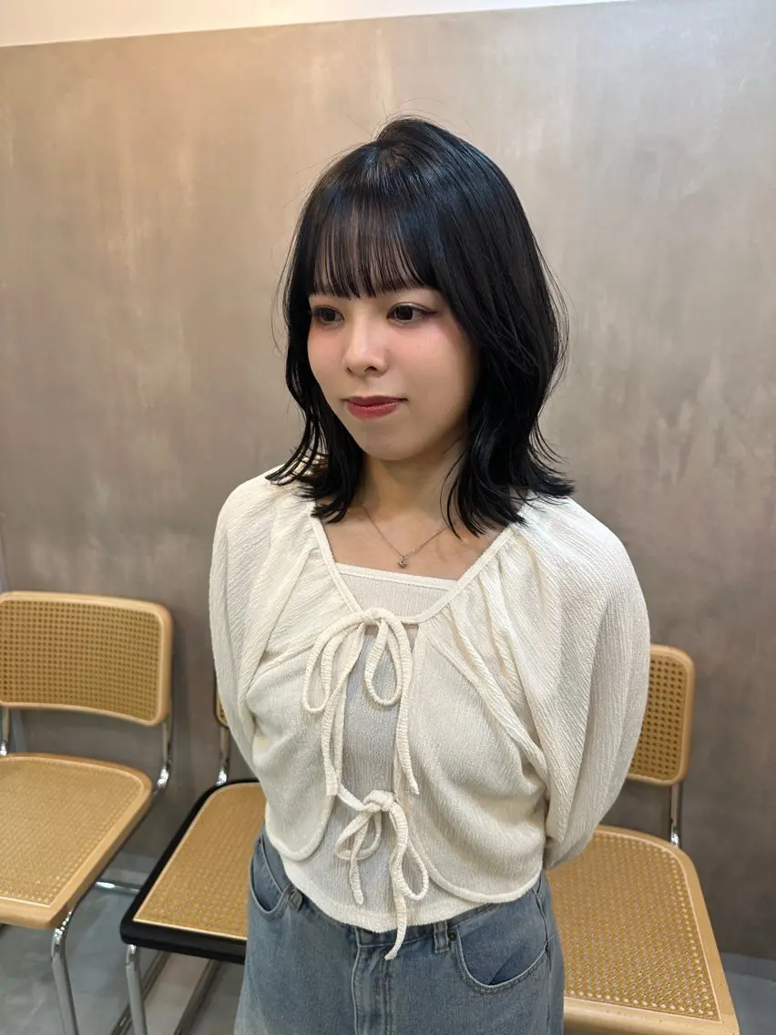 ミディアム カラー 黒髪 ブルーカラー ブルーブラック 小顔カット 縮毛矯正 カット ヘアカラー 縮毛矯正 トリートメント 艶髪/ブリーチなし Wカラー🌺yuiのヘアスタイル