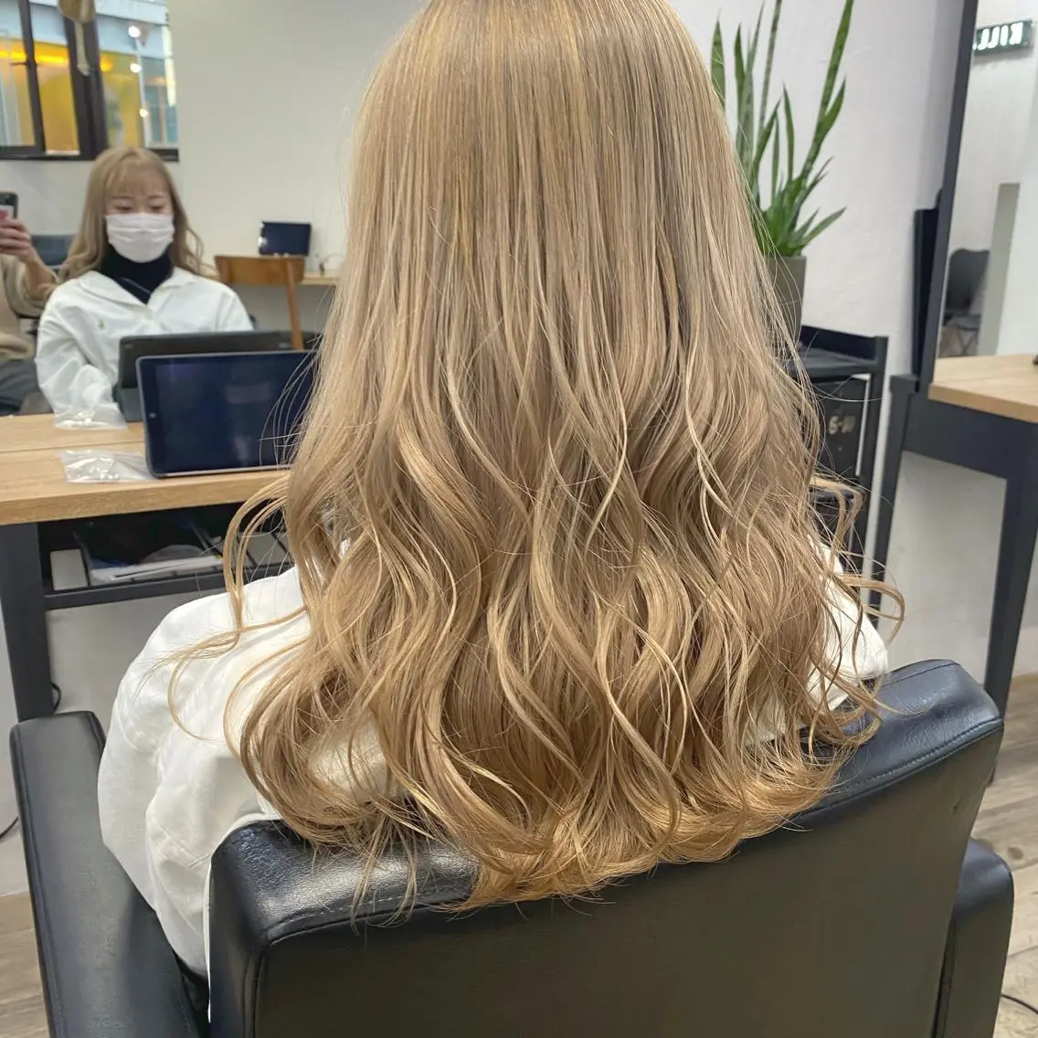 セミロング カラー ヘアアレンジ ブリーチダブルカラー 元町三宮/三ノ宮のヘアスタイル