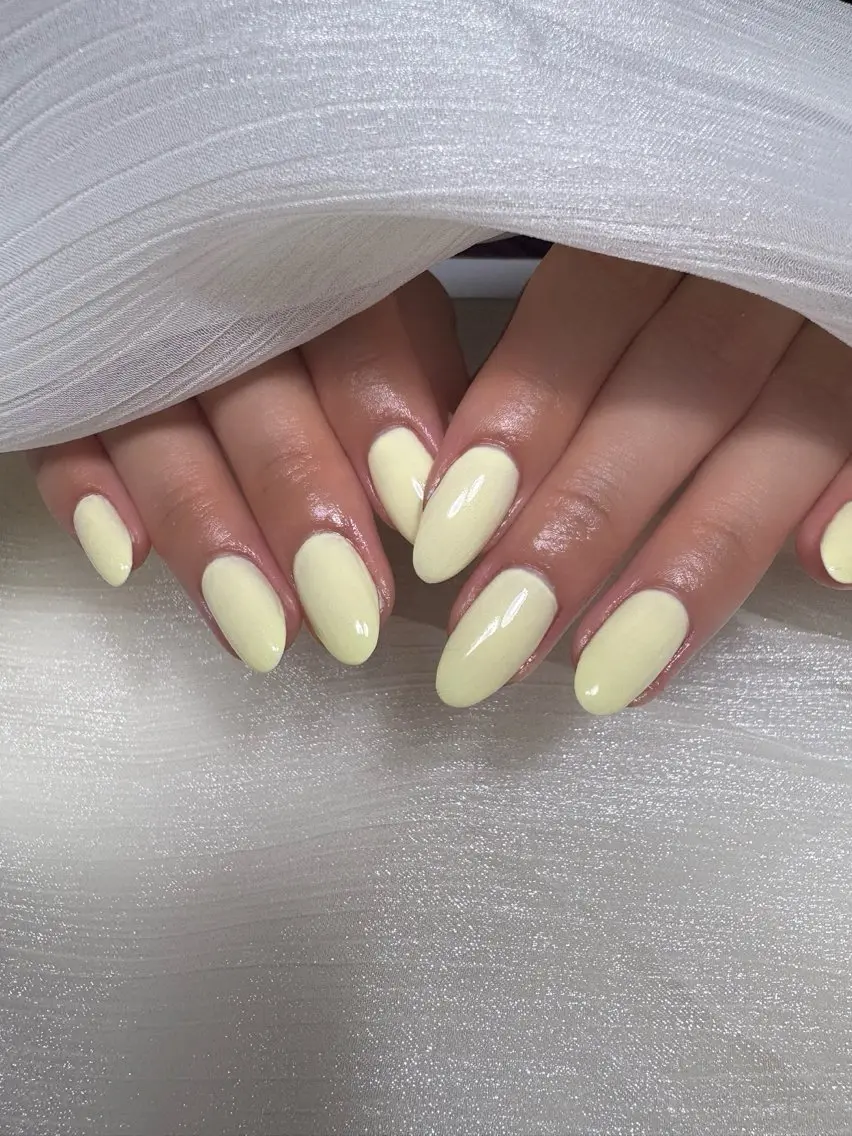 ネイル ワンカラーネイル シンプルネイル 黄色 フットネイル nail salon minthのネイルデザイン