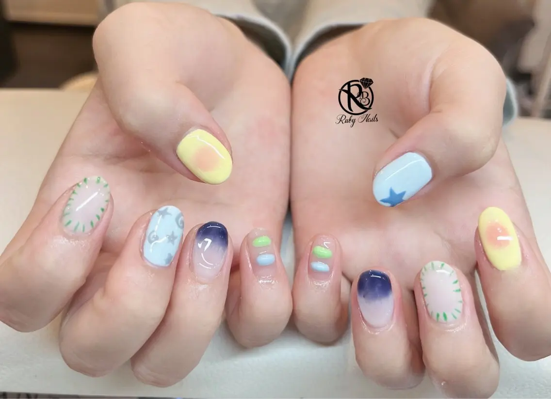ネイル チークネイル フットネイル フレンチネイル グラデーション キラキラネイル Yukichan 日暮里店のネイルデザイン