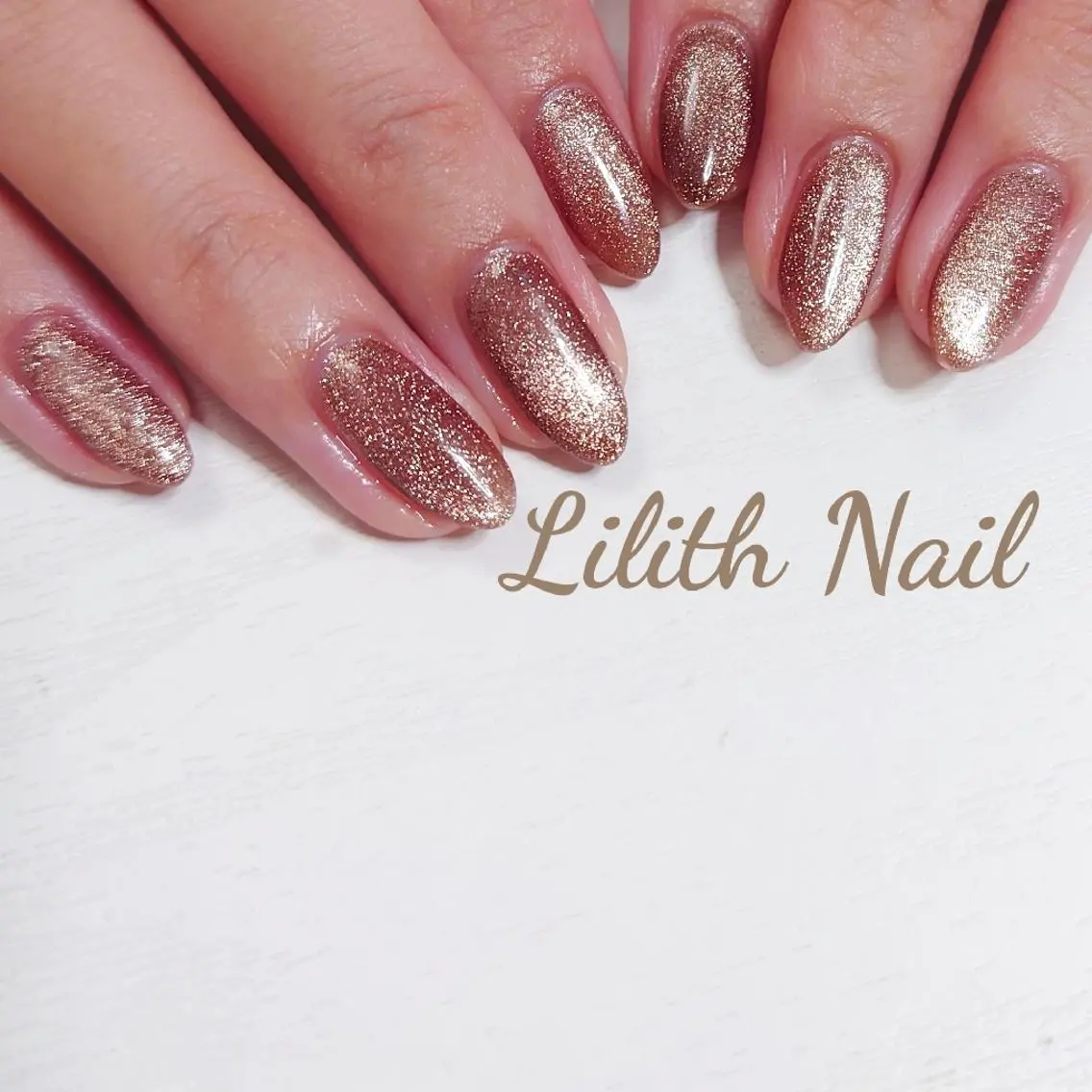 ネイル キラキラネイル マグネットネイル ワンカラーネイル 赤色 冬ネイル ハンドネイル Lilith Nailのネイルデザイン
