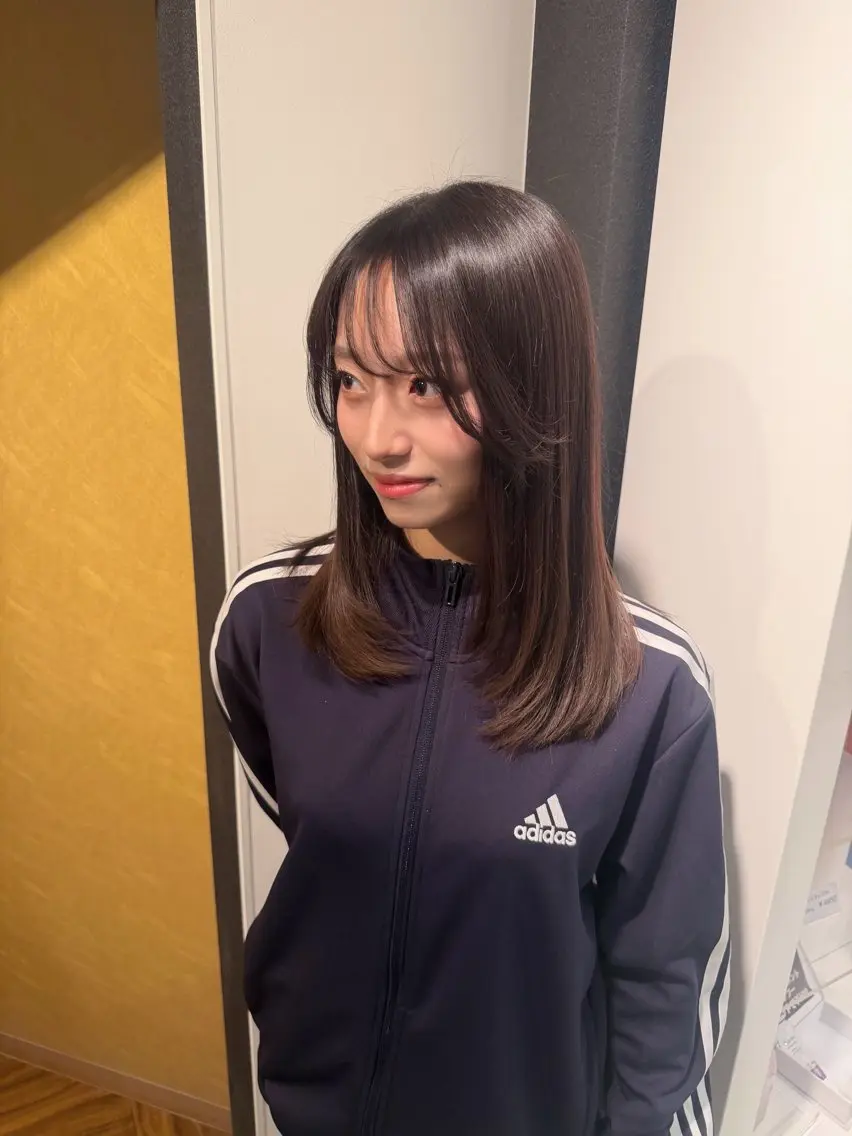 ミディアム ミディアムレイヤー レイヤーカット 岸田 奈々／ 艶髪／トレンドカラーのヘアスタイル