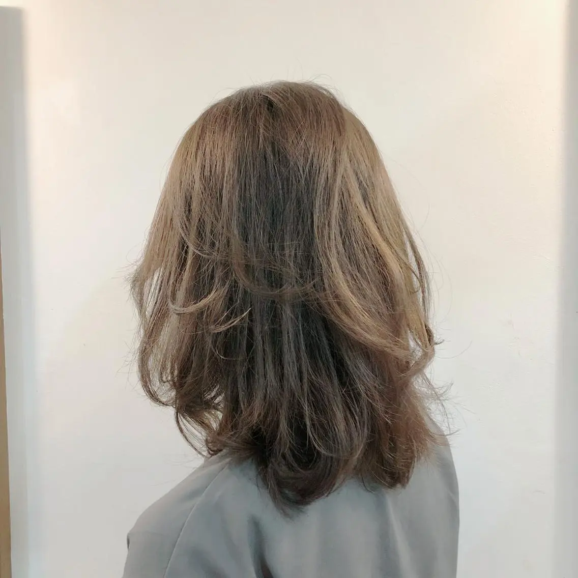 ミディアム カラー 塩崎 春香のヘアスタイル