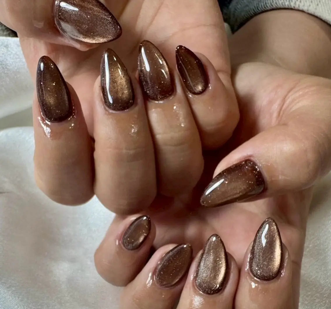 ネイル オーロラネイル ブラウン 桜ネイル フラワーネイル フットネイル ハンドネイル mogunail &blowのネイルデザイン