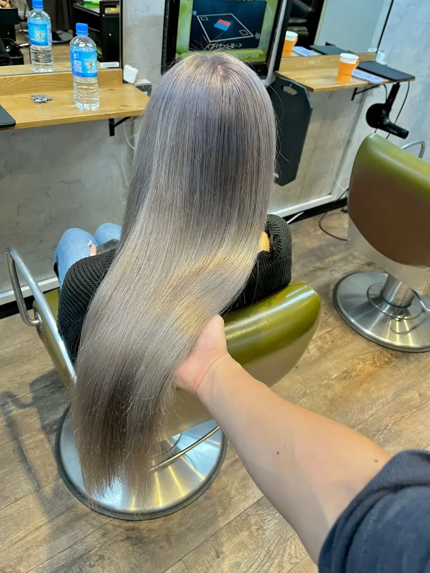 ロング カラー シルバー ホワイトシルバー ヘアカラー トリートメント 松井 敬太郎のヘアスタイル