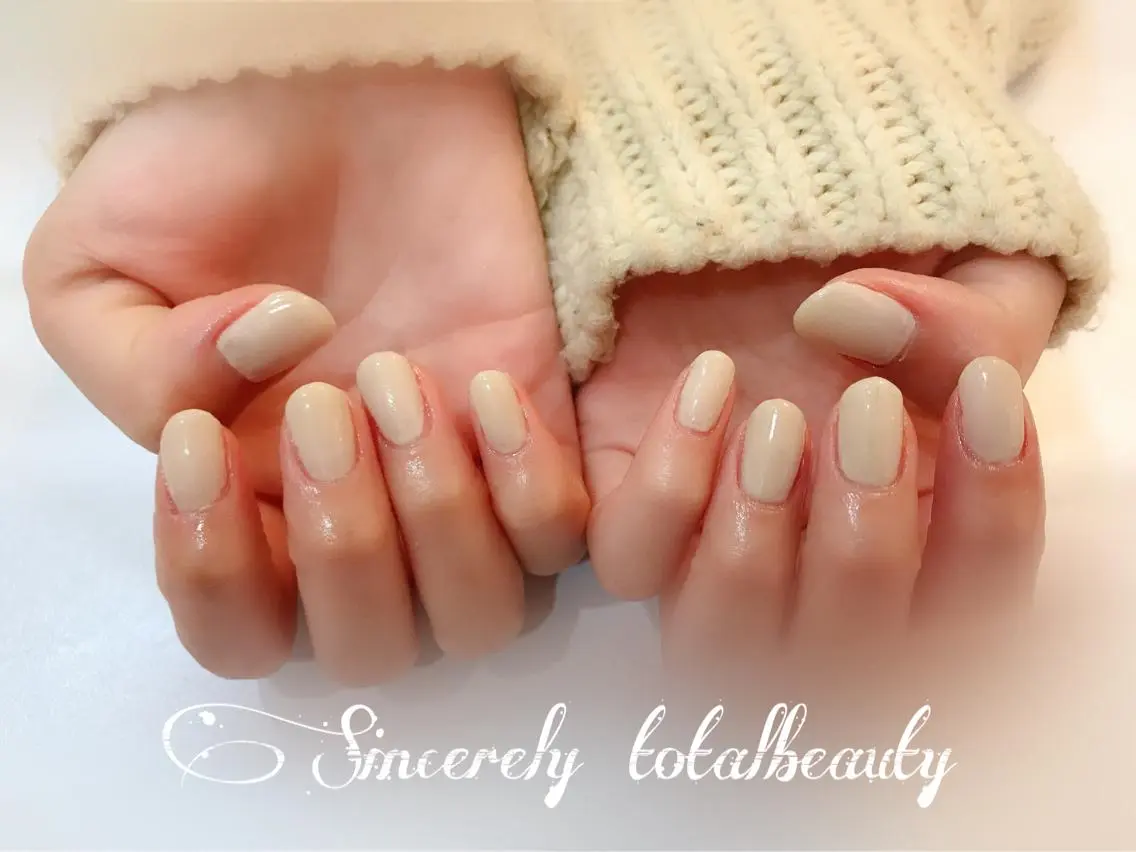 ネイル ホワイト SINCERELY シンシアリー🌈のネイルデザイン