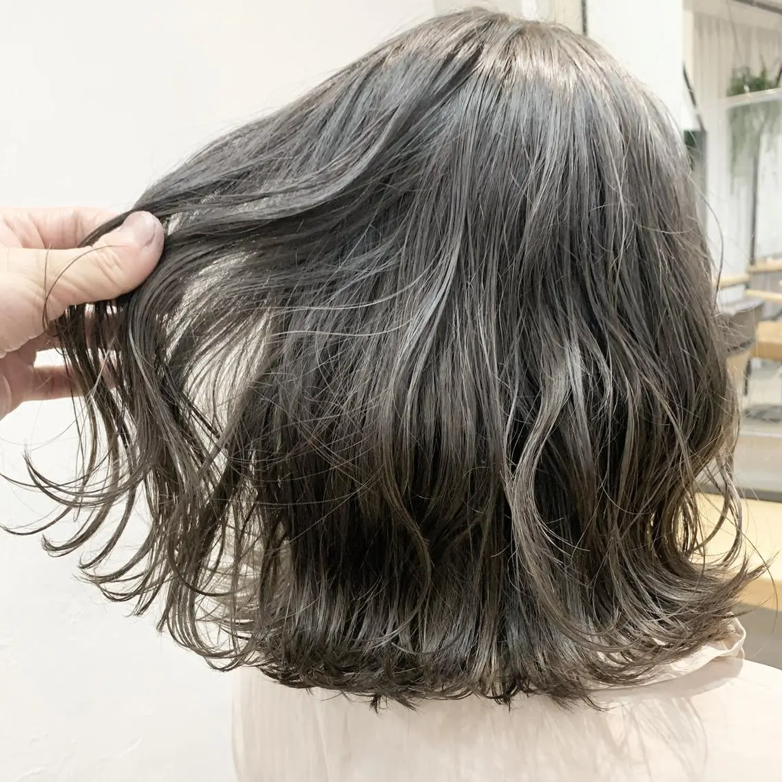 ミディアム カラー ネイル ハイトーンボブ 前田 表参道　グレージュのヘアスタイル