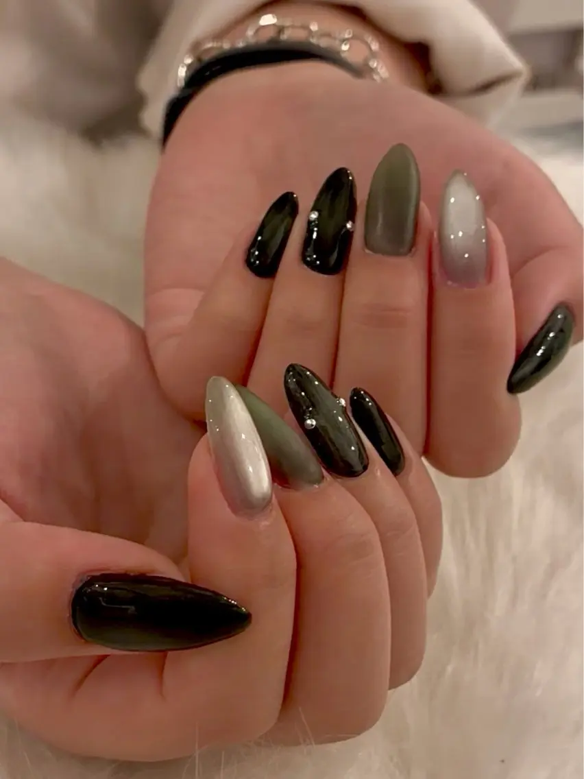 ネイル アートネイル シルバー ハンドネイル Salon de Nailymoreのネイルデザイン