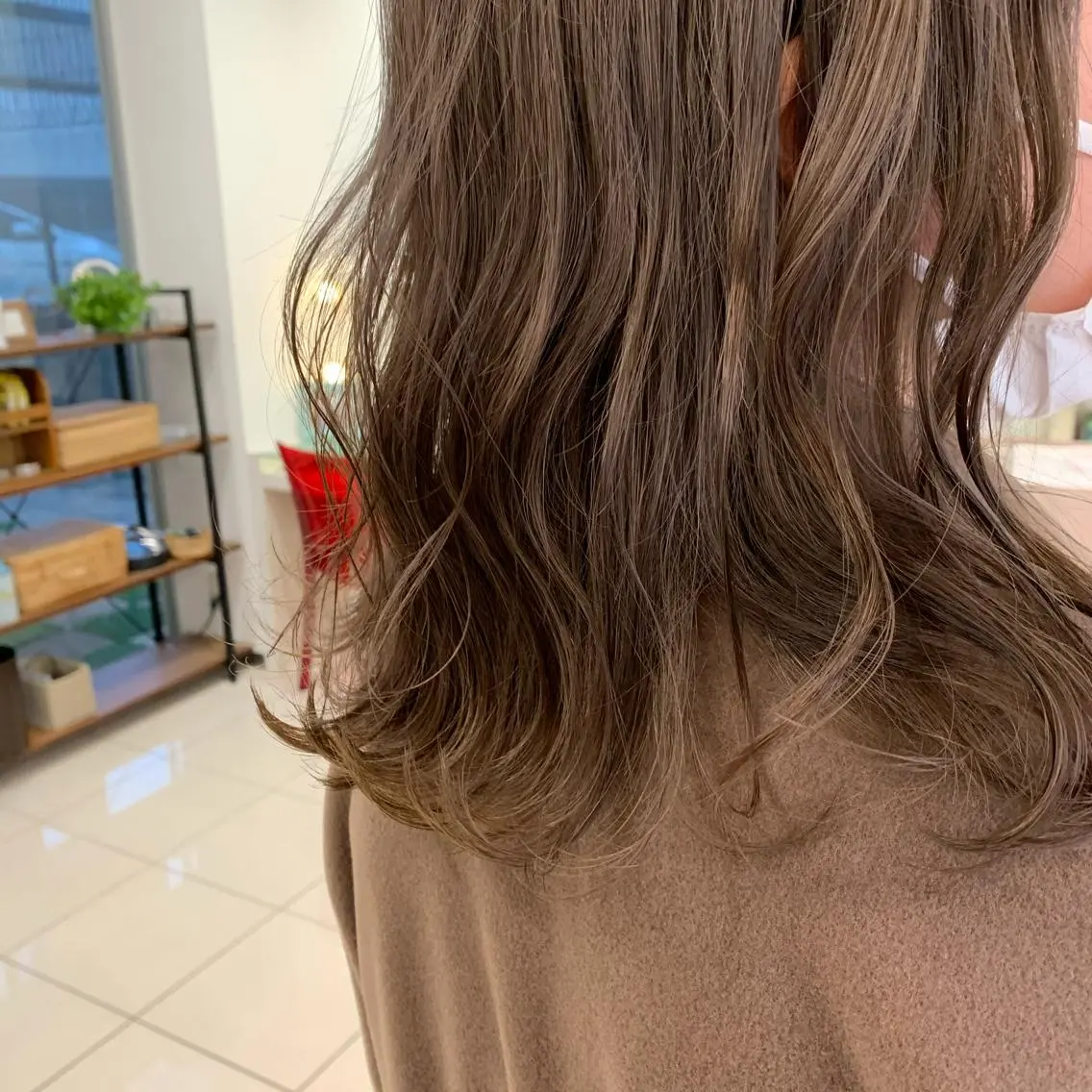 ミディアム カラー ベージュカラー ミルクティーベージュ 後藤 澪のヘアスタイル