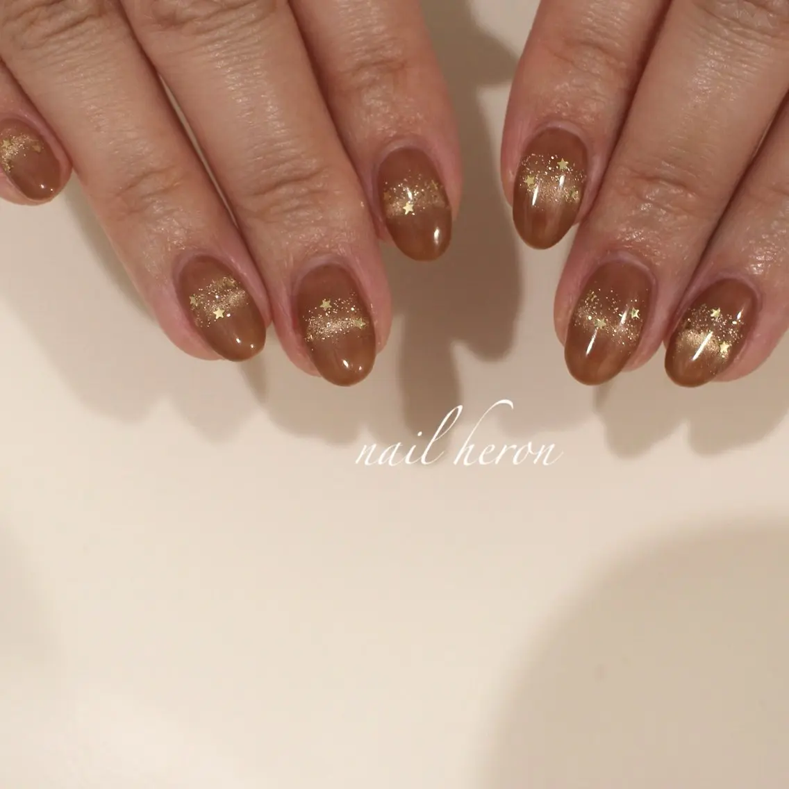 ネイル ブラウン ホログラムネイル ハンドネイル saki_ nail heronのネイルデザイン