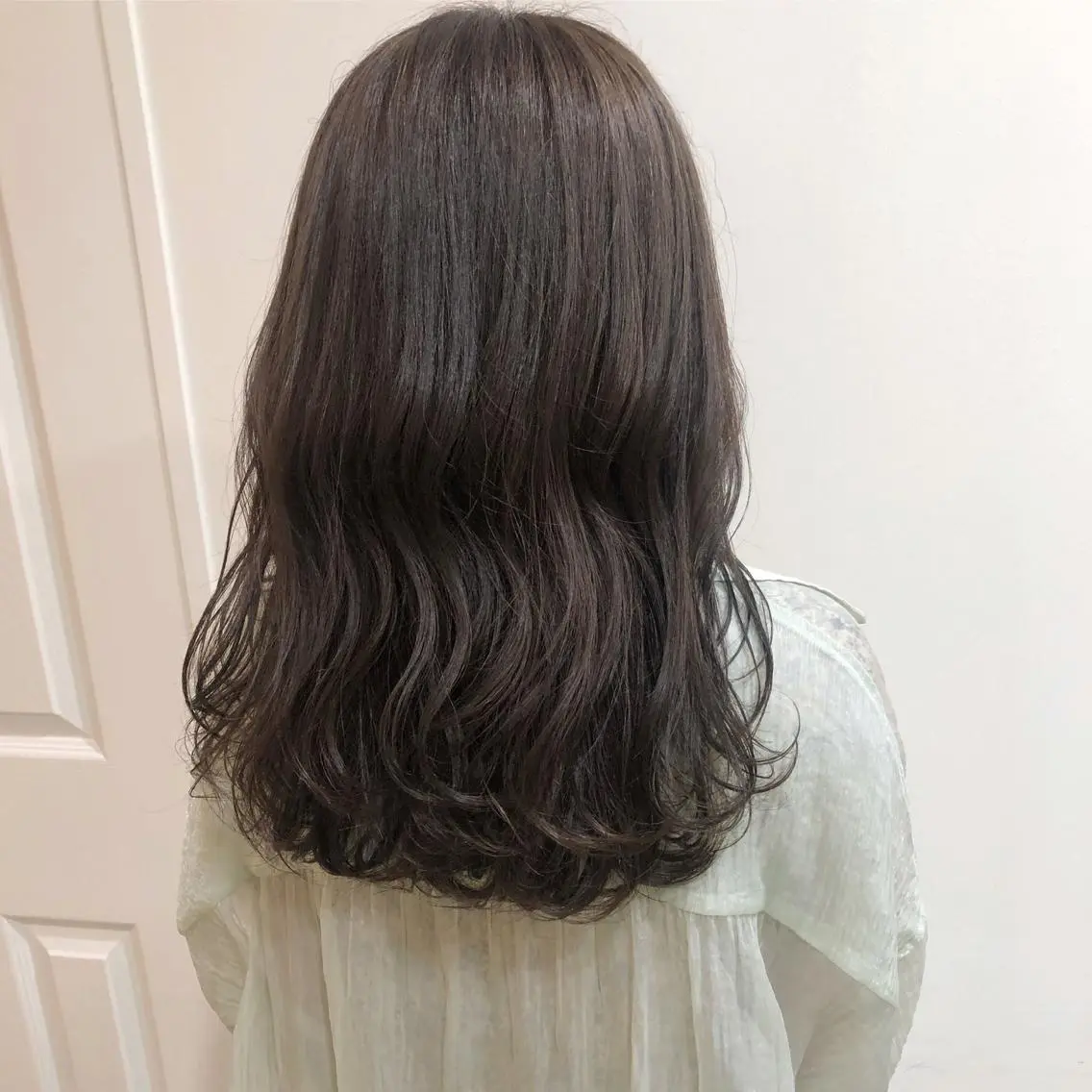 セミロング カラー カット ヘアカラー トリートメント MIOベージュカラー 柔らかいカラーのヘアスタイル