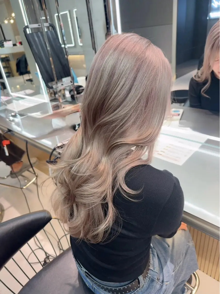 ロング カラー ヘアカラー みのりハイトーン デザインカラーのヘアスタイル