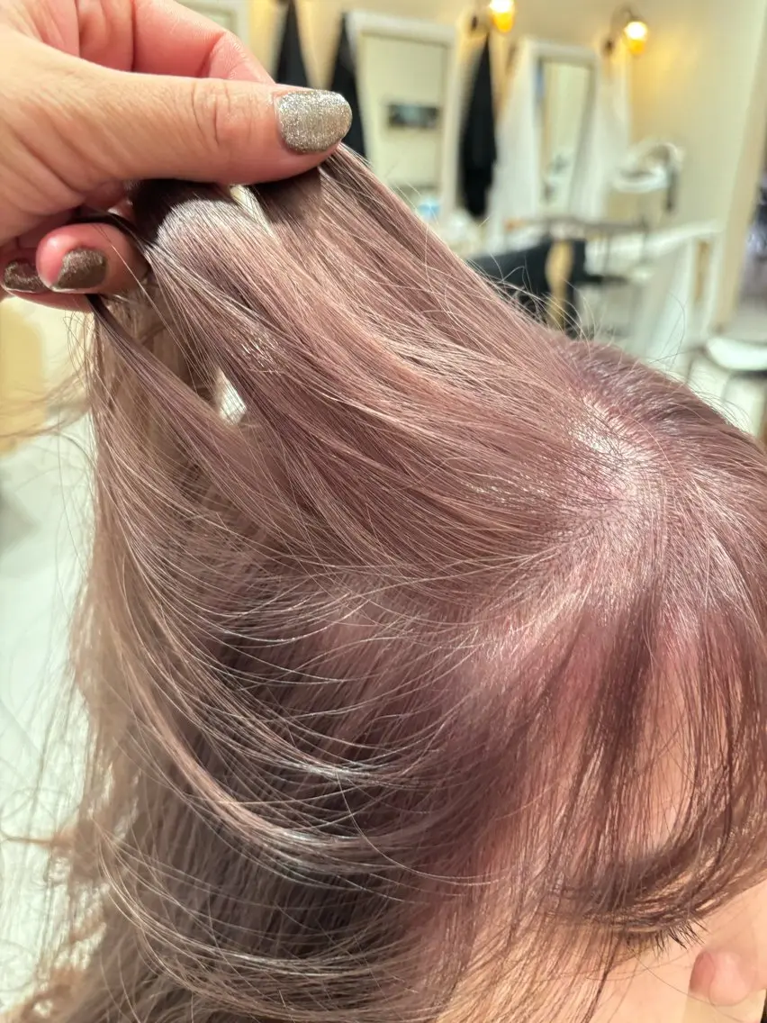カラー ベージュカラー ブリーチ デザインカラー ミルクティーベージュ ピンクカラー 高濱 ひなよのヘアスタイル