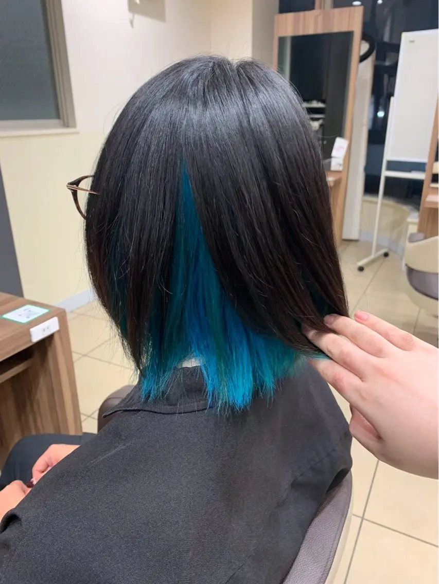 ミディアム カラー 尾関 唯のヘアスタイル