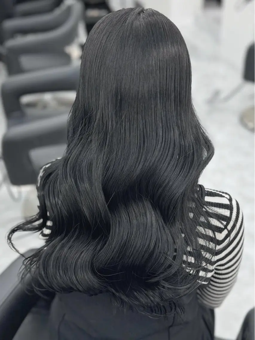 ロング カラー 黒髪 ブルーカラー ブルーブラック レッドカラー くびれヘア ヘアカラー トリートメント ヘアセット 髪質改善Ⅰ透明感 艶カラーⅠたつやのヘアスタイル