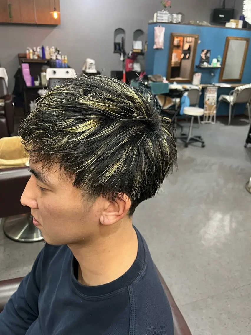 ショート カラー メンズ メンズブリーチ メンズメッシュ ツーブロック ブリーチ 抜きっぱなしブロンド 小島 直哉のヘアスタイル