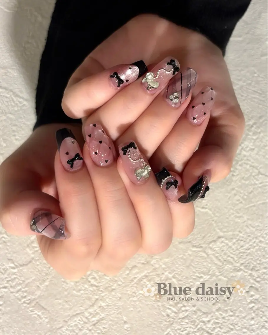 ネイル ガーリー ハート キラキラネイル 韓国ネイル マグネットネイル ハンドネイル Blue daisy 栄本店のネイルデザイン