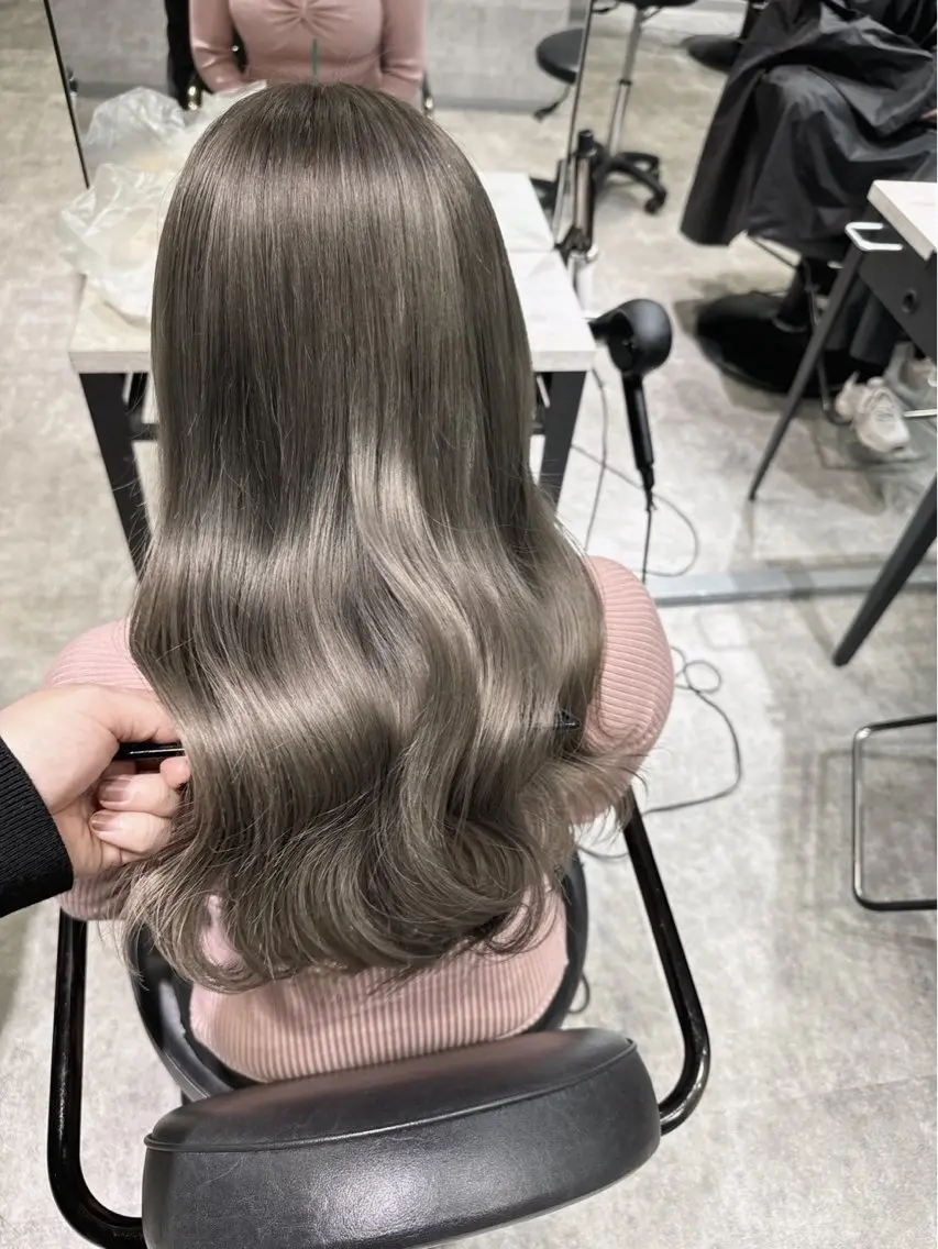 ロング カット ヘアカラー トリートメント RAISE by_WHITEのヘアスタイル