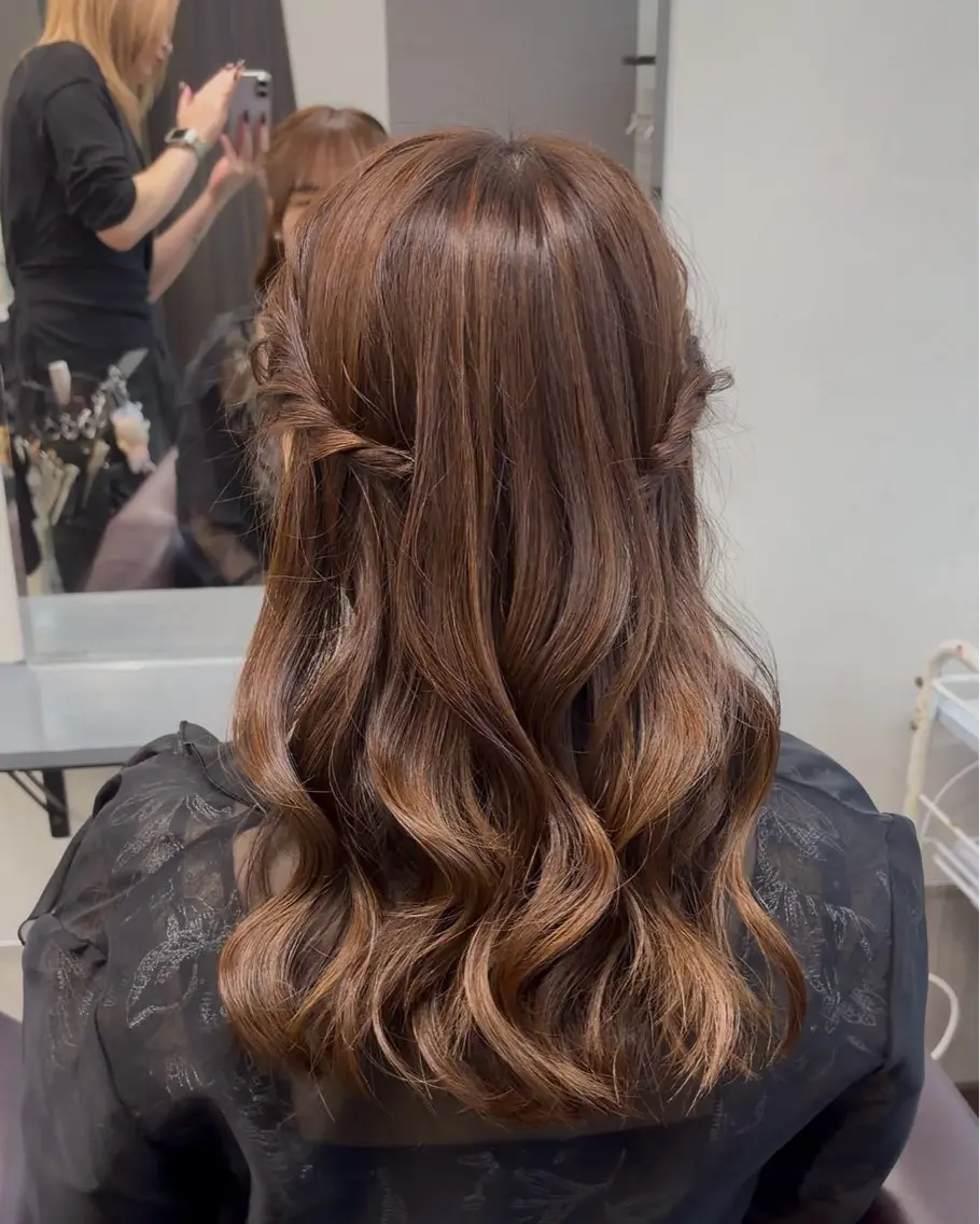 ミディアム ヘアアレンジ 透明感/オリーブ ハイトーン×レイヤーのヘアスタイル