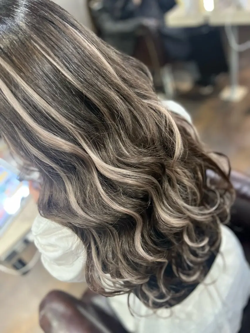 ロング カラー ヘアアレンジ シールエクステ バレイヤージュ ダブルカラー グラデーションカラー ハイライトカラー ミルクティーハイトー ン💖Mikaのヘアスタイル