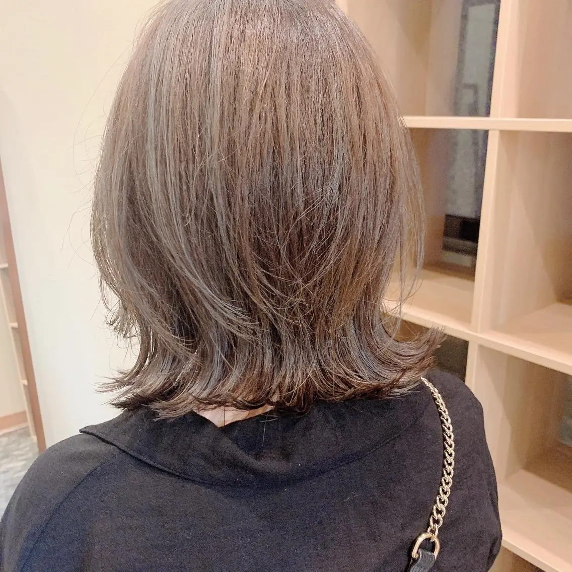 ショート カラー グレージュ ハイライトカラー ハイライト レイヤーカット 外ハネヘア カット ヘアカラー NUMBER_ ユイナのヘアスタイル
