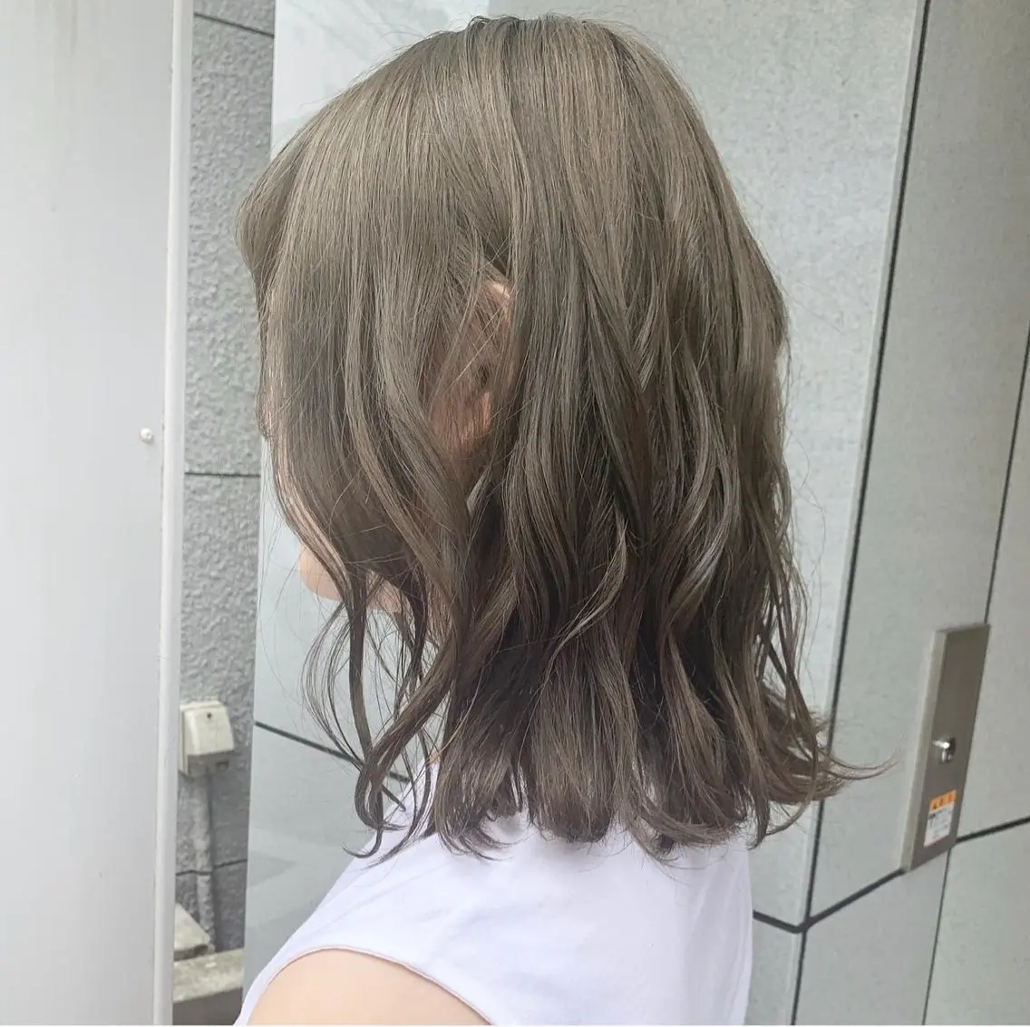 ミディアム カラー ベージュカラー ブリーチ オリーブベージュ 渋谷ブリーチカラー 韓国ヘアyuikoのヘアスタイル