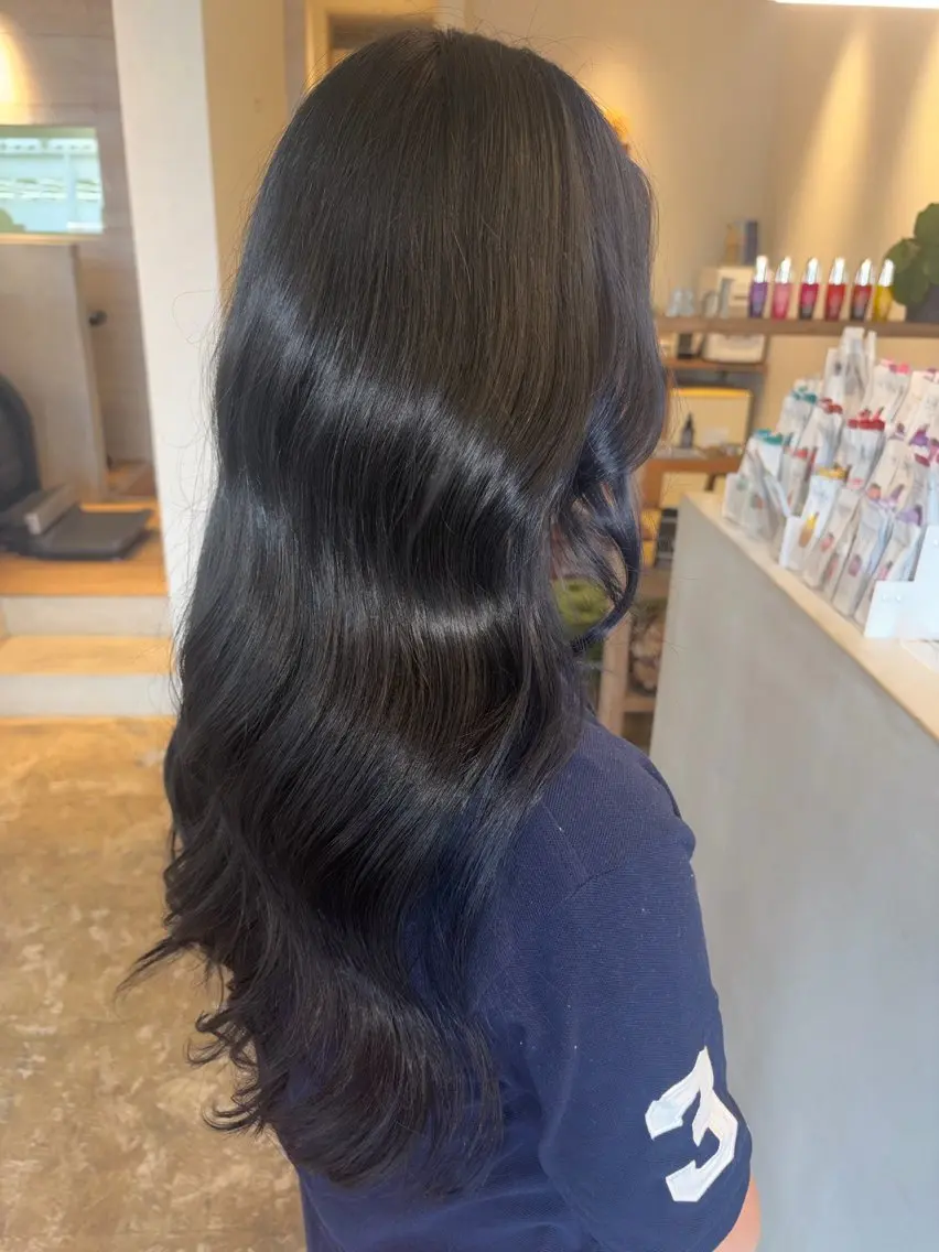 ロング カラー 黒髪 ブルーカラー ブルーブラック 嶋津 愛叶のヘアスタイル