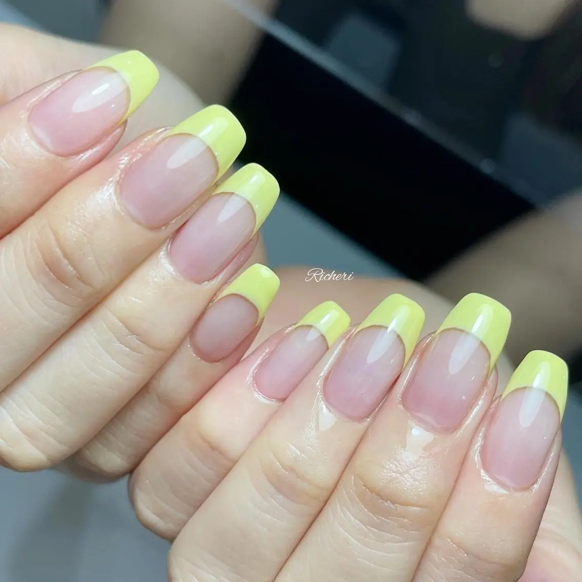 ミディアム ネイル イエローカラー 韓国風ヘア アートネイル フレンチネイル ジェルネイル richeri beautyのネイルデザイン