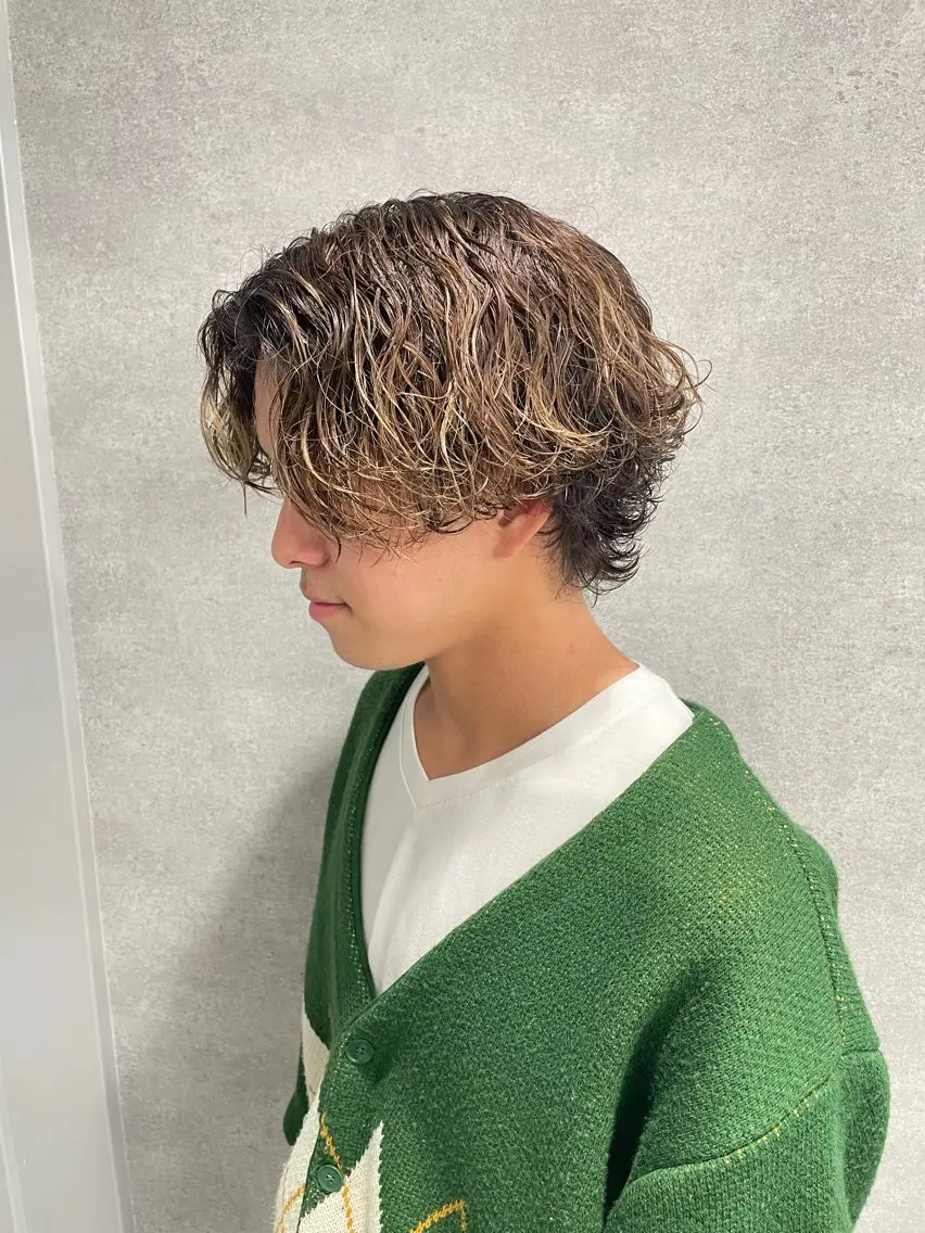 ショート カラー パーマ ヘアアレンジ メンズ メンズブリーチ センターパート メンズハイライト メンズハイトーン マッシュウルフ カット パーマ トリートメント ヘッドスパ ヘアセット スパイキー/フェザー /波巻き/かいとのヘアスタイル