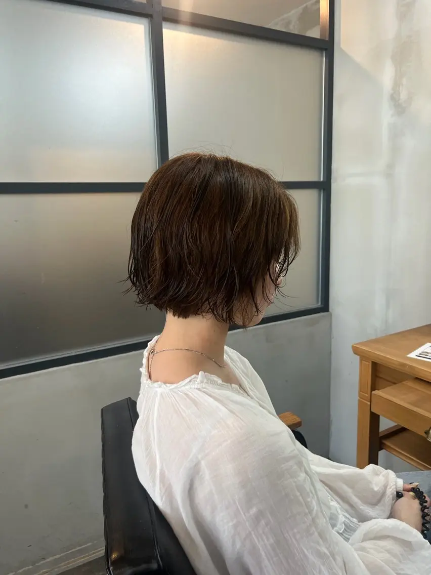 ショート カラー アッシュ アッシュブラウン ブラウンカラー 栗本 陽香/顔周りレ イヤー/透明感カラーのヘアスタイル