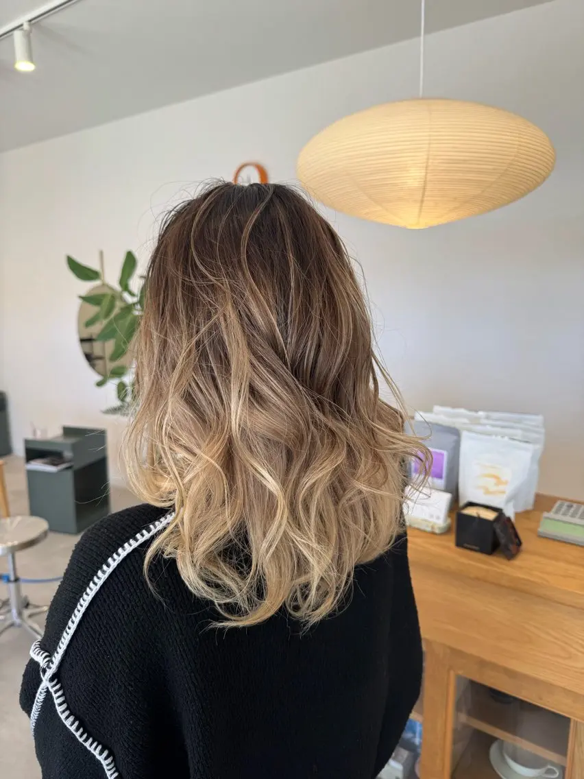 ミディアム レイヤーカット ヘアカラー 金田 諒一のヘアスタイル