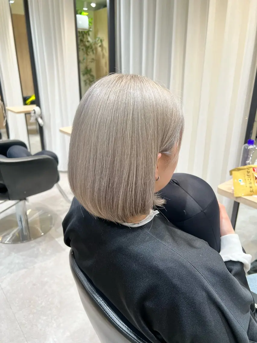ミディアム カラー ブリーチ シルバー 茂木 未海のヘアスタイル