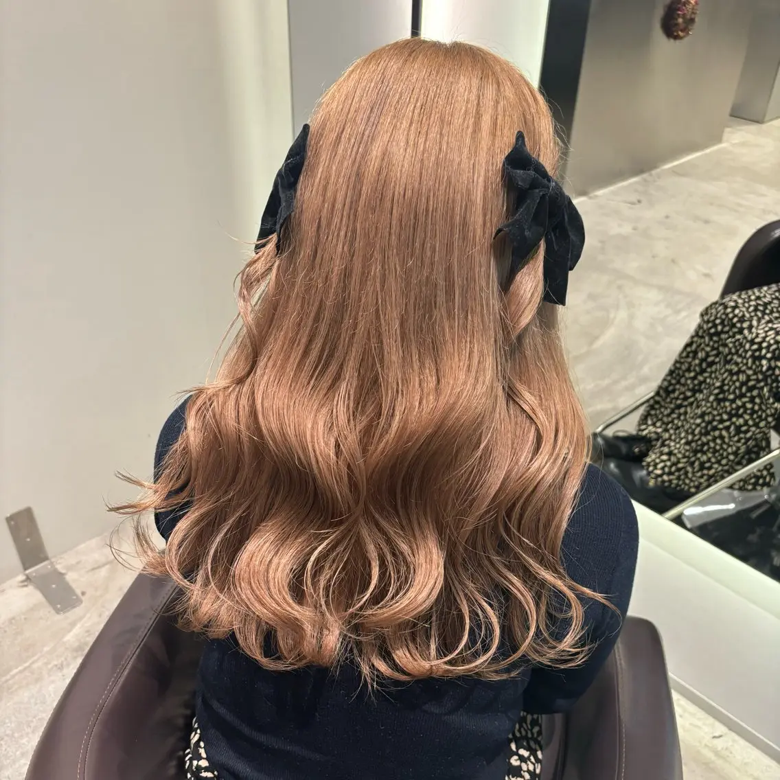 セミロング カラー ベージュカラー ブリーチ ハイトーンカラー ミルクティーベージュ kelly.un MIUのヘアスタイル