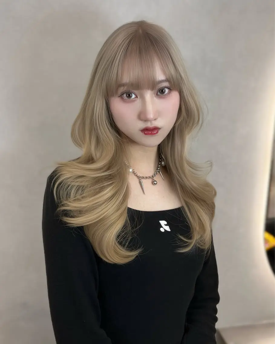 ロング ヘアカラー ハイトーン デザインカラーのヘアスタイル