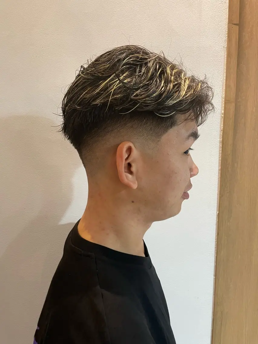 ショート カラー パーマ メンズ メンズブリーチ フェードカット メンズハイライト メンズメッシュ メンズパーマ ∮フェードスタイル∮ 加藤嘉陛のヘアスタイル